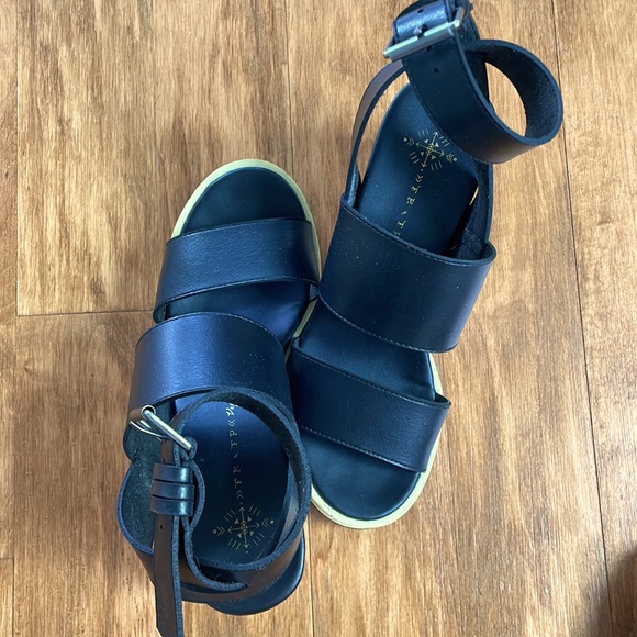 Heels - Picture 4 of 4